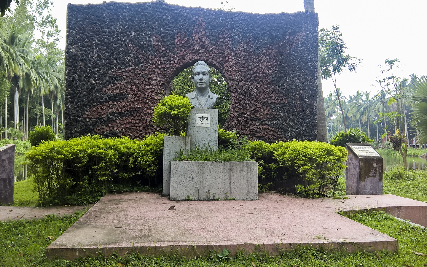 Martyr_Shamsuzzoha_Memorial_Sculpture_Isfulingo_at_Rajshahi_University