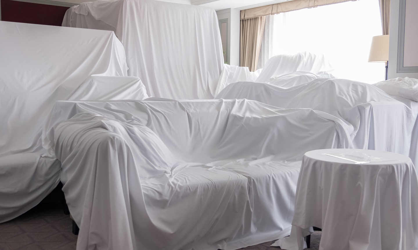White,Dust,Cover,Cloth,Covering,Furnitures,In,A,Room