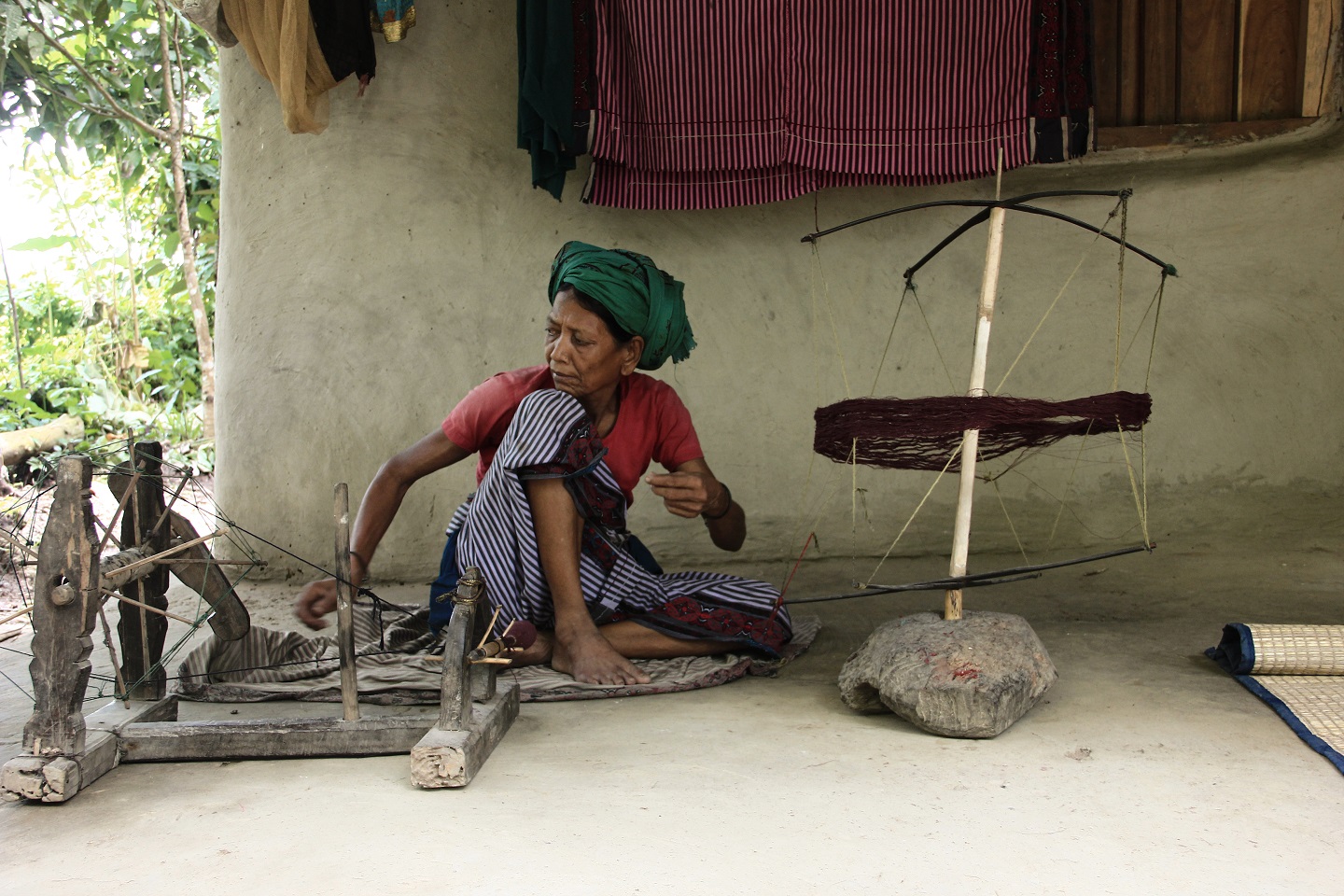 Monipuri making yarn